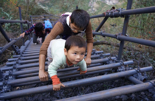 In Cina. Scalare la montagna per tornare a casa da scuola. Foto ©Imagine China - AP