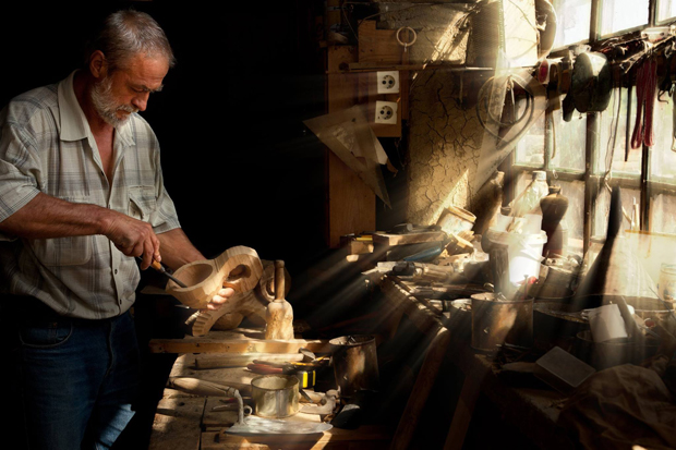Ebanista al lavoro