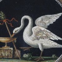 Manifattura romana Scatola tonda con micromosaico raffigurante un cigno con sitro nel becco, inizio XIX sec. mosaico minuto  cm 7,8 Roma, Antichit Alessandra Di Castro