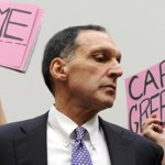 Ottobre 2008: cartelli di protesta contro Richard Fuld, presidente della Lehman Brothers, chiamato a testimoniare dal governo Usa dopo il crac della società finanziaria (Jonathan Ernst/Reuters)