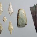 Volongo (Cremona), punte di freccia in selce, ascia in pietra levigata e pugnale a lama triangolare in rame rinvenute in una sepoltura (et del Rame 2, 2900-2500 a.C.)