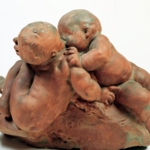 Auguste Rodin, Bambini che si abbracciano, variante, gesso dipinto, 36,5 x 49,1 x 25,4 cm