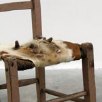 Dorothy Cross Udder Chair 2005 antica sedia tradizionale, pelle di mucca / antique sugn chair and cows udder 83 x 47 x 47 cm Courtesy Kerlin Gallery, Dublin