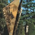 La grande prua: omaggio a Federico Fellini, 1993-1994. Bronzo, 375 x 375 x 270 cm. Rimini, Cimitero, sulla tomba di Federico Fellini e Giulietta Masina. Foto Antonia Mulas