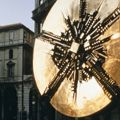 Grande disco, 1972. Bronzo,  450 cm. Milano, piazza Meda. Foto Francesco Radino