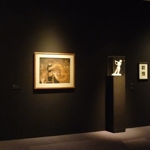 Allestimento - Fatalisme di Jan Toorop su parete nera con cornice a scacchiera