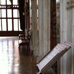 Interno Palazzo Mocenigo a Venezia - Salone centrale con schede informative -  Photo Roberto Zanon