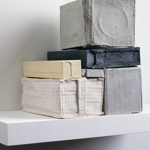 Rachel Whiteread - Model Units, 2008 - Gesso, pigmenti, legno e metallo (sei unit, una mensola) - 28,5 x 40 x 25 cm - Lugano, Collezione privata
