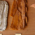 Claudio Costa - Analisi su un oggetto del museo di Monteghirfo, 1976 - Foto, calchi in cera, terracotta, argilla su legno, 55x140 cm