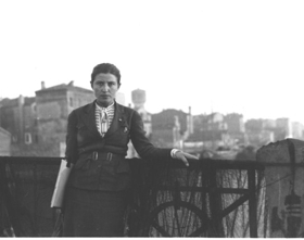 Egle Trincanato a Venezia nel 1938 con album da disegno