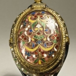 Orologio a cipolla ovale Parigi prima met del XVII secolo, Rame dorato, smalti translucidi, oro, vetro, maglie d'argento, 6,4 x 3,7 x 2,1 cm  Irne Andreani/Petit Palais, Paris/Roger - Viollet