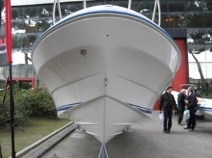 Carene, viste dalla prua, di barche in mostra