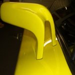Lo specchietto ha una forma particolare e sinuosa